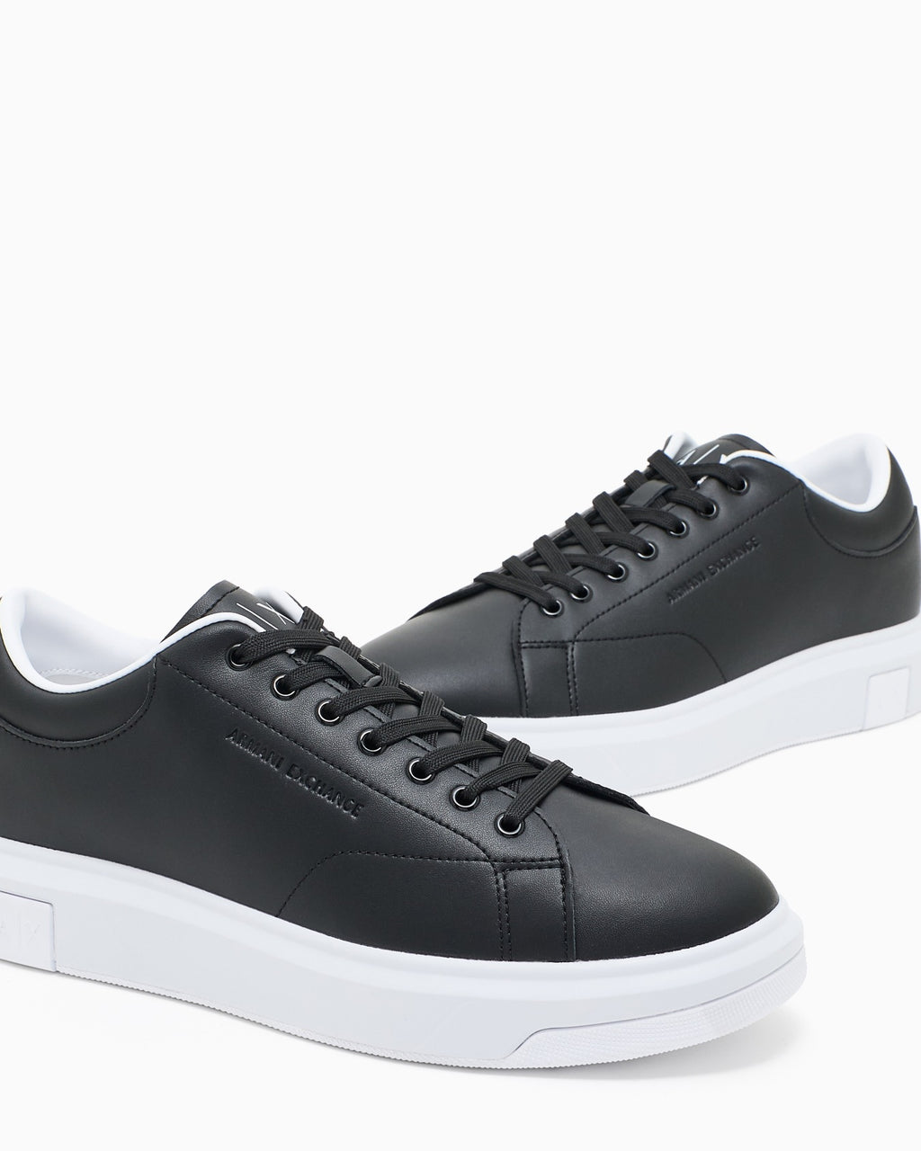 Sneakers in pelle con suola in gomma e tallone a contrasto Slide 4