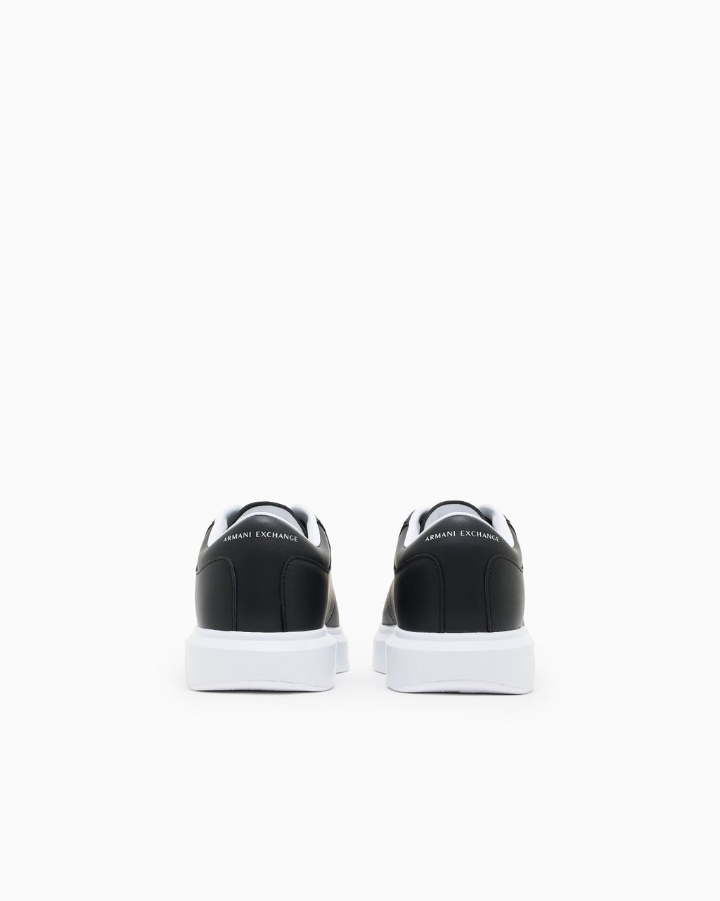 Sneakers in pelle con suola in gomma e tallone a contrasto Slide 3