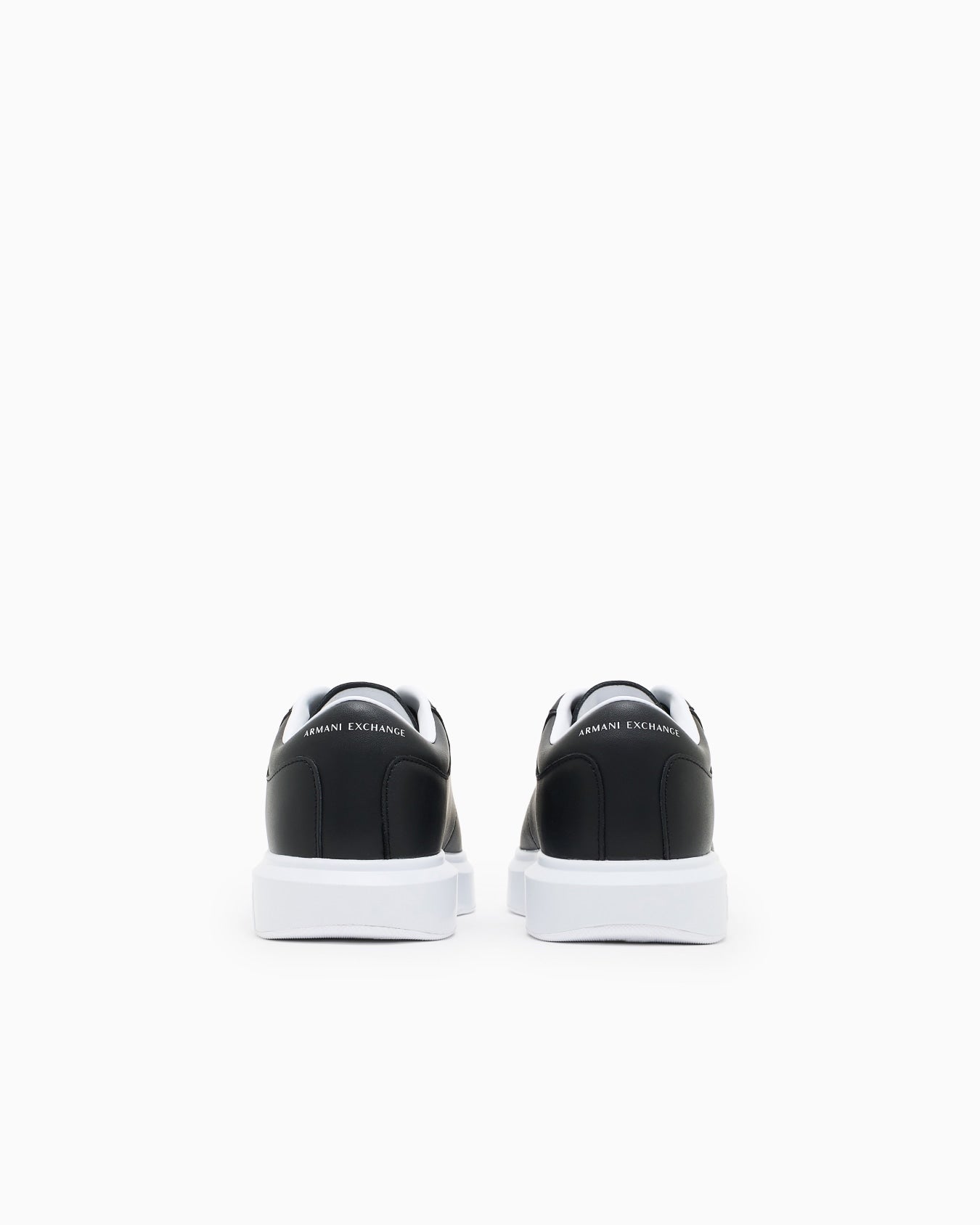 Sneakers in pelle con suola in gomma e tallone a contrasto Slide 3