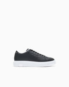 Sneakers in pelle con suola in gomma e tallone a contrasto Slide 0