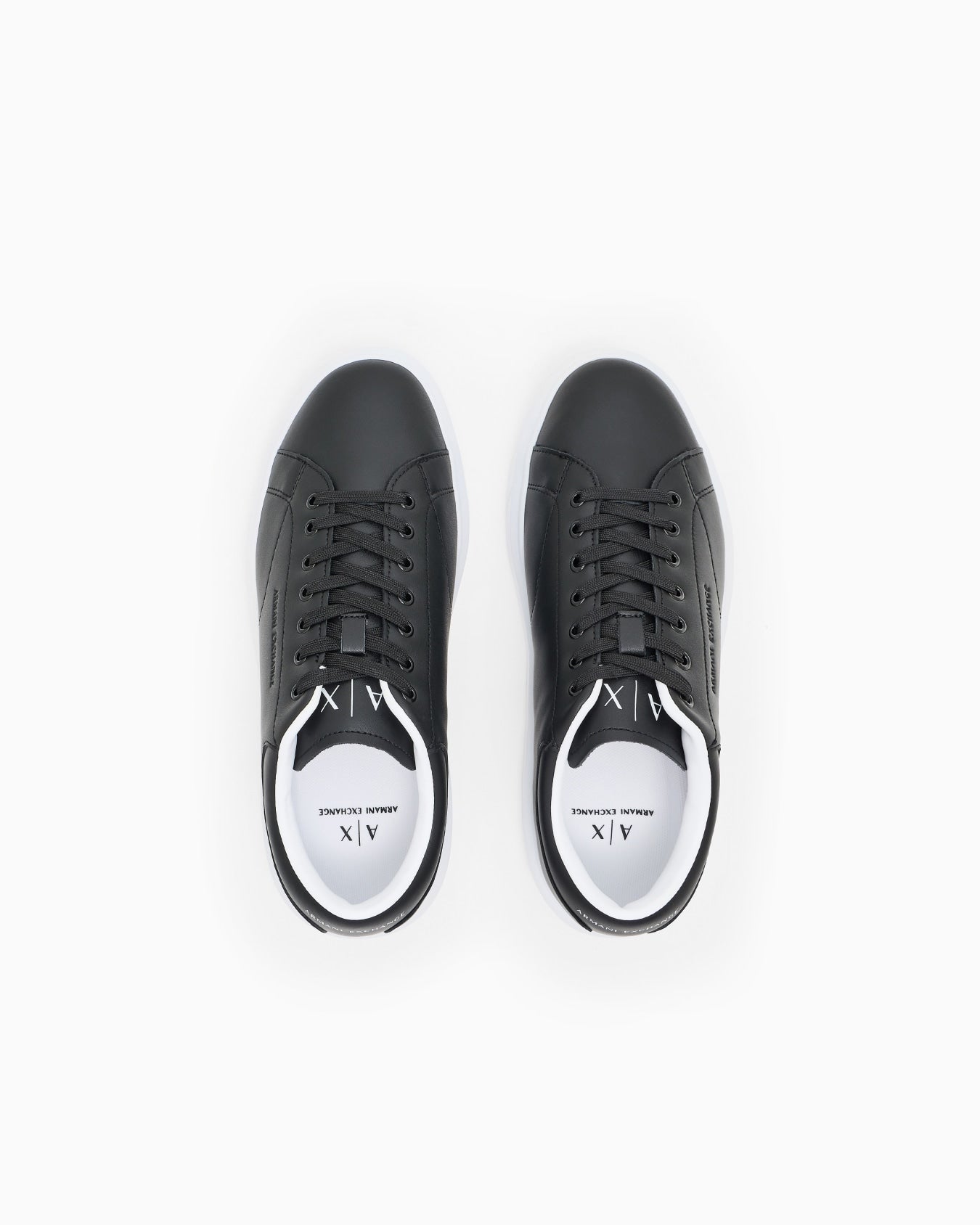 Sneakers in pelle con suola in gomma e tallone a contrasto Slide 2